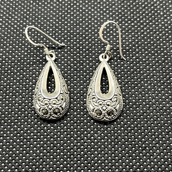 Vintage tear-shaped sterling silver dangling earrings, Intricate design earrings - Picture 1 of 4